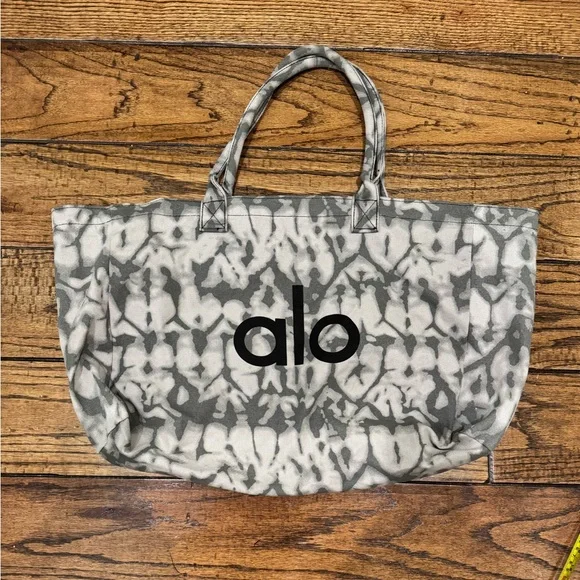 Alo Yoga Tiedye Signature Oversized Tote Bag - Picture 2 of 10